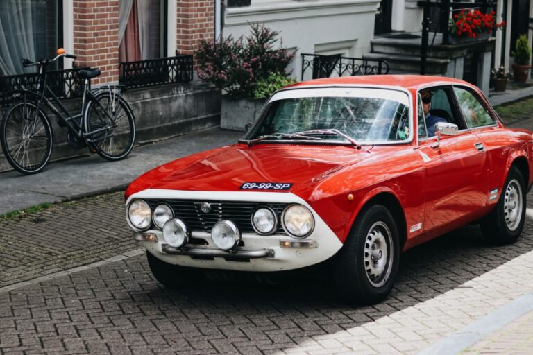 Alter Alfa Romeo auf Straße